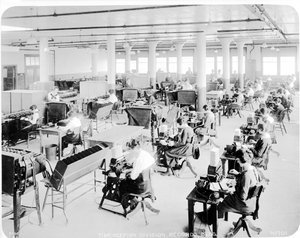 1918年、フィラデルフィアのホグ島造船所の計時部門 作： American Photographer